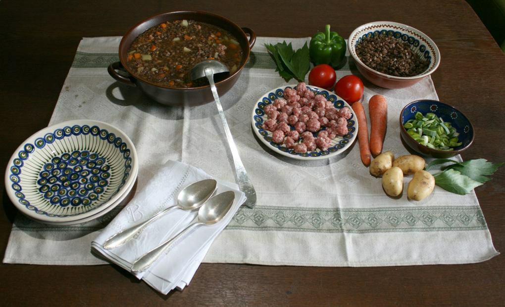Das Linsengericht: Einladung am gedeckten Tisch das Gericht zu essen