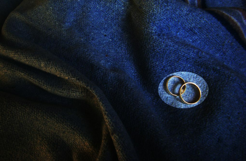 Die Decke zu Füßen des Boas, die Ringe als Symbol der Ehe mit dem Löser