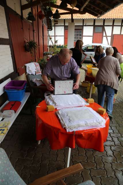 Sommerkirche in Capellenhagen mit Papier schöpfen
