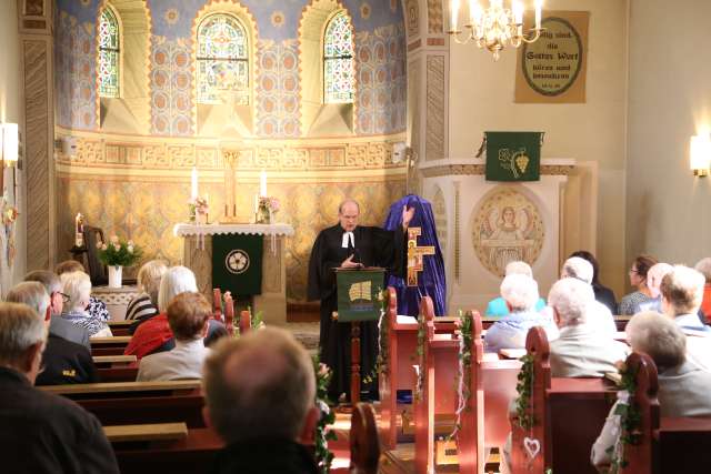 Ikone mit Klara von Assisi im Festgottesdienst in der St. Franziskuskirche gestiftet