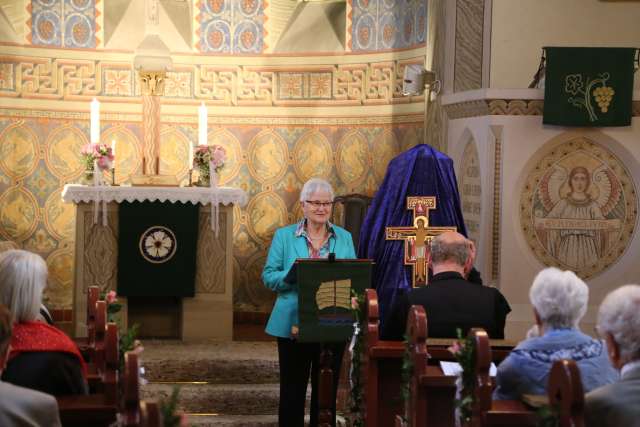 Ikone mit Klara von Assisi im Festgottesdienst in der St. Franziskuskirche gestiftet