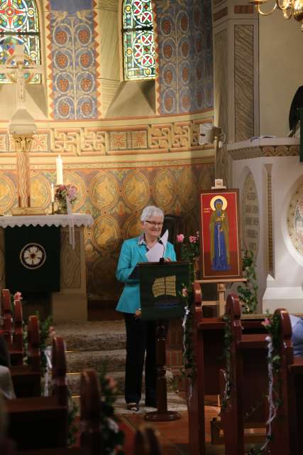 Ikone mit Klara von Assisi im Festgottesdienst in der St. Franziskuskirche gestiftet