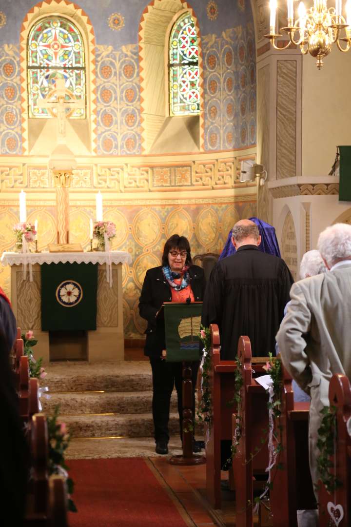 Ikone mit Klara von Assisi im Festgottesdienst in der St. Franziskuskirche gestiftet