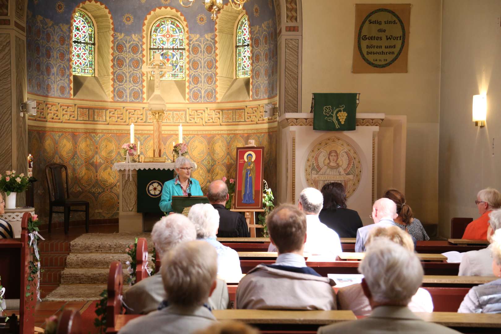 Ikone mit Klara von Assisi im Festgottesdienst in der St. Franziskuskirche gestiftet