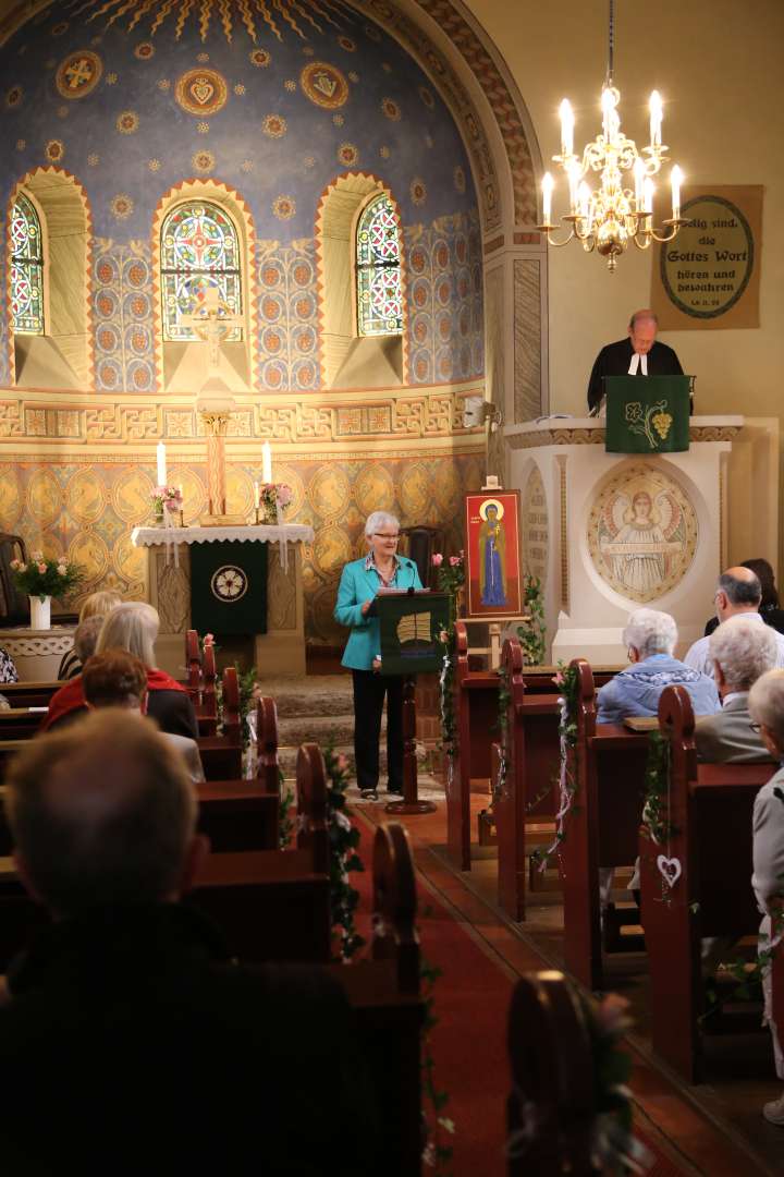 Ikone mit Klara von Assisi im Festgottesdienst in der St. Franziskuskirche gestiftet