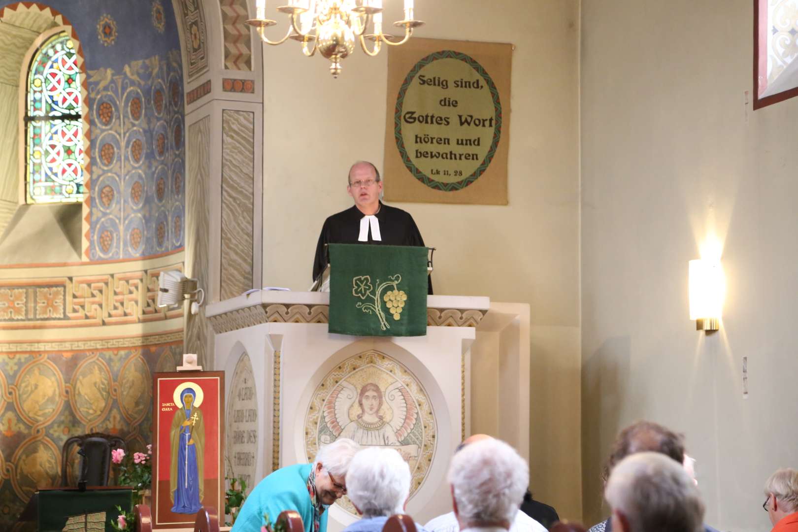 Ikone mit Klara von Assisi im Festgottesdienst in der St. Franziskuskirche gestiftet