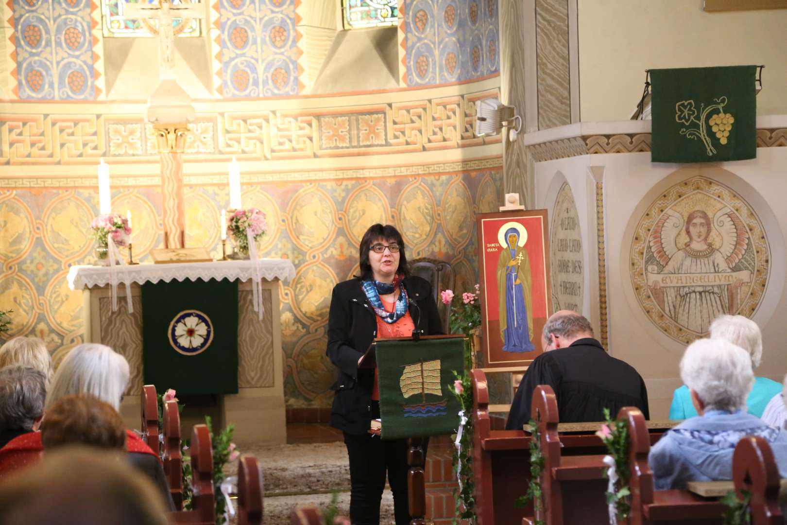 Ikone mit Klara von Assisi im Festgottesdienst in der St. Franziskuskirche gestiftet