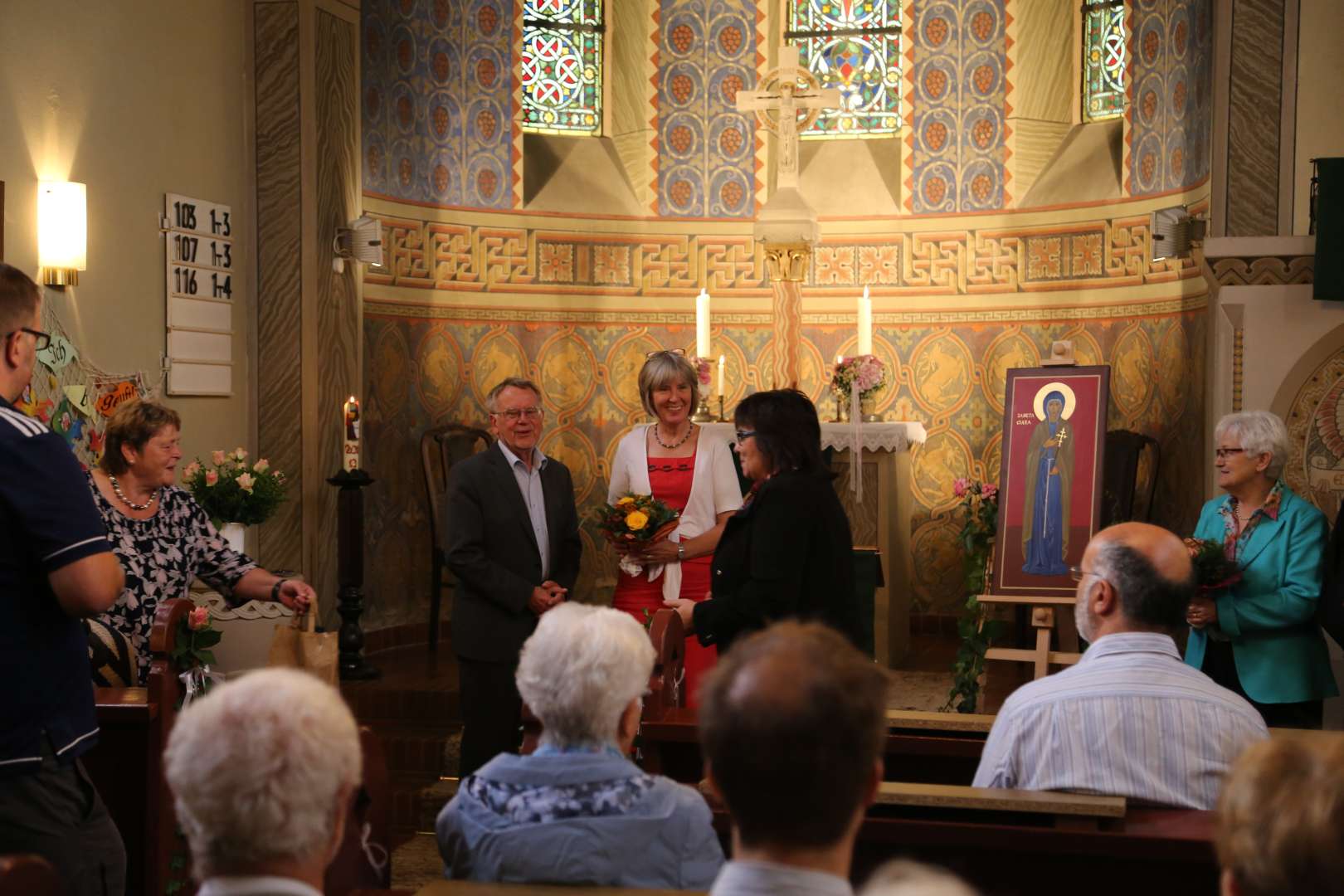 Ikone mit Klara von Assisi im Festgottesdienst in der St. Franziskuskirche gestiftet