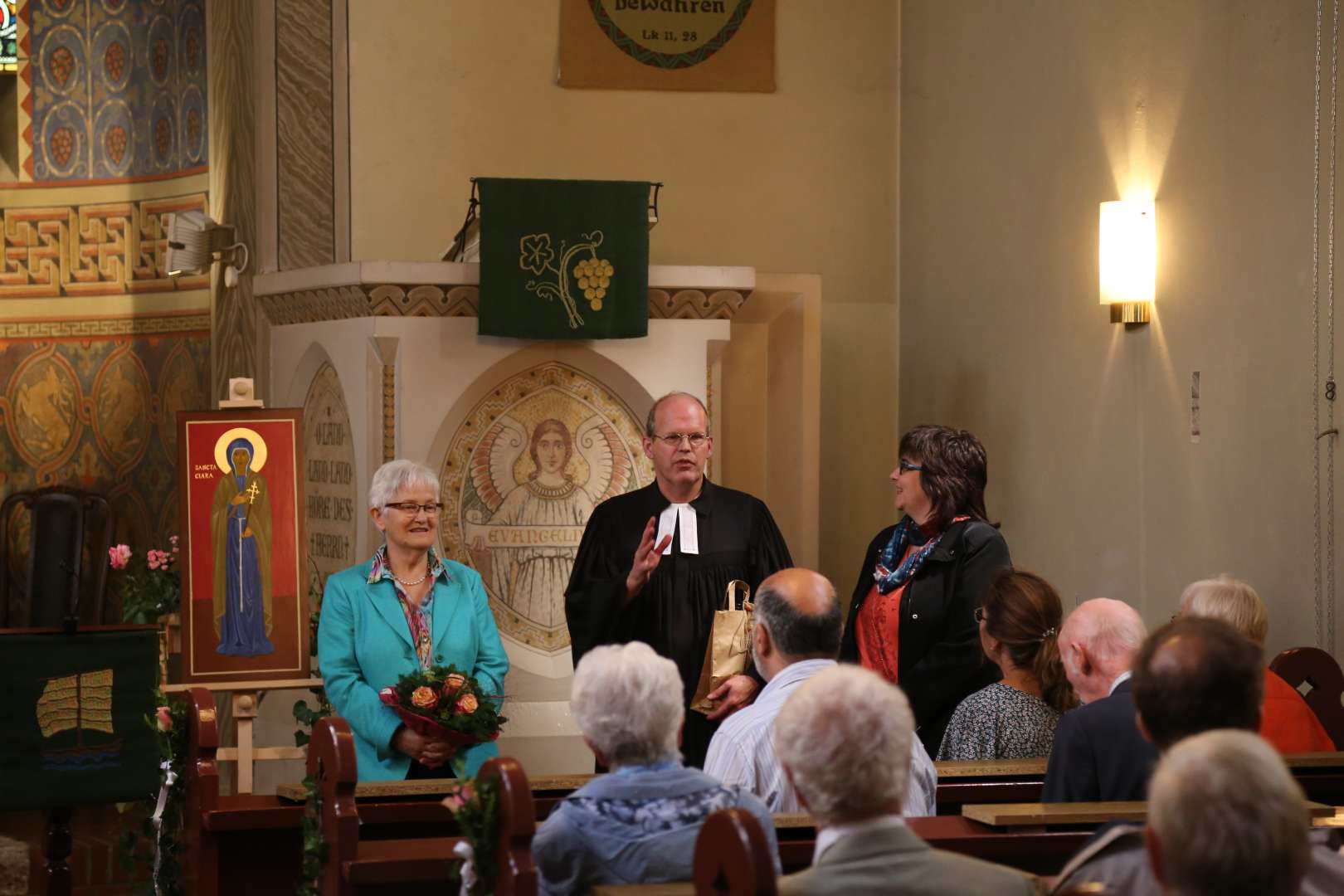 Ikone mit Klara von Assisi im Festgottesdienst in der St. Franziskuskirche gestiftet