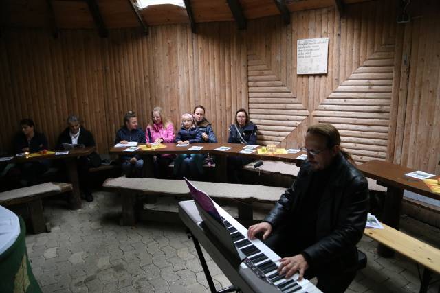 Begrüßungsgottesdienst der neuen Konfirmanden an der Köhlerhütte