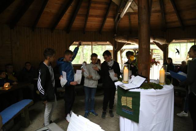 Begrüßungsgottesdienst der neuen Konfirmanden an der Köhlerhütte