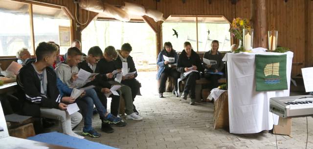 Begrüßungsgottesdienst der neuen Konfirmanden an der Köhlerhütte