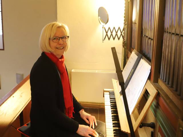 Organistin Renata Dreher spielt in der St. Franziskuskirche