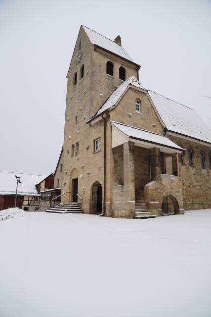St. Franziskuskirche im Schnee