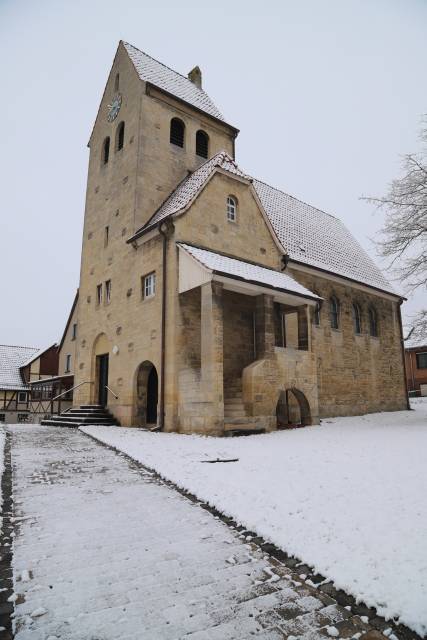 Überraschend Schnee auf der St. Franziskuskirche