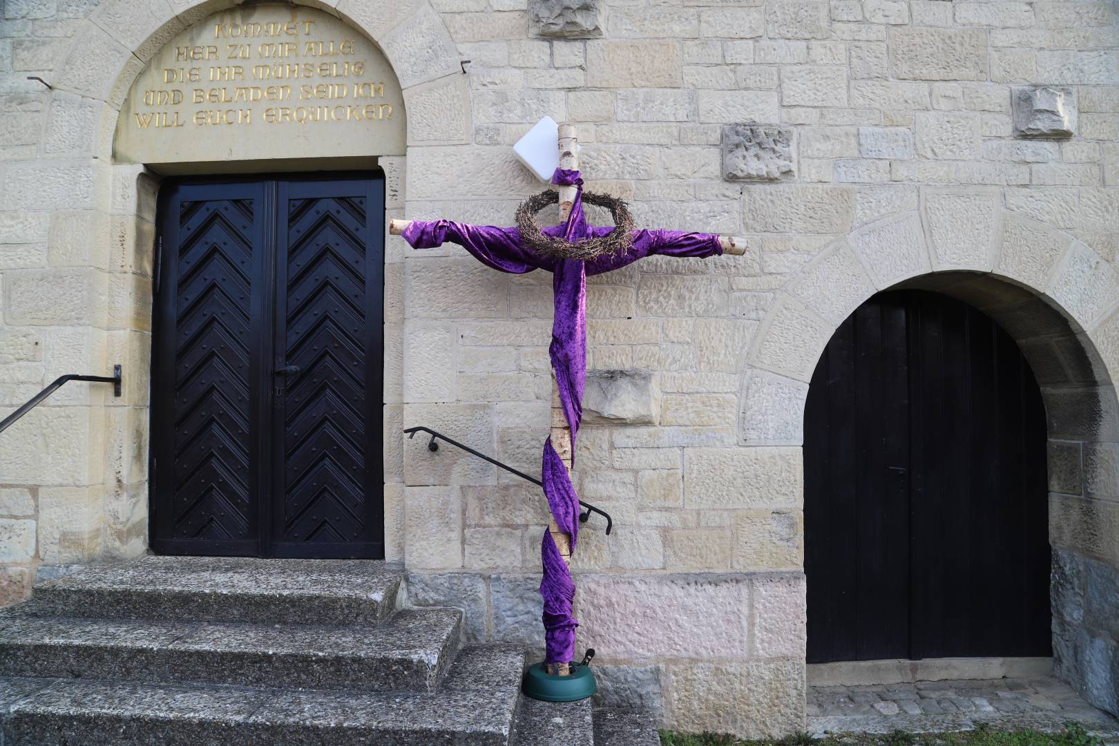 Karfreitag Kreuz an der St. Franziskuskirche aufgestellt