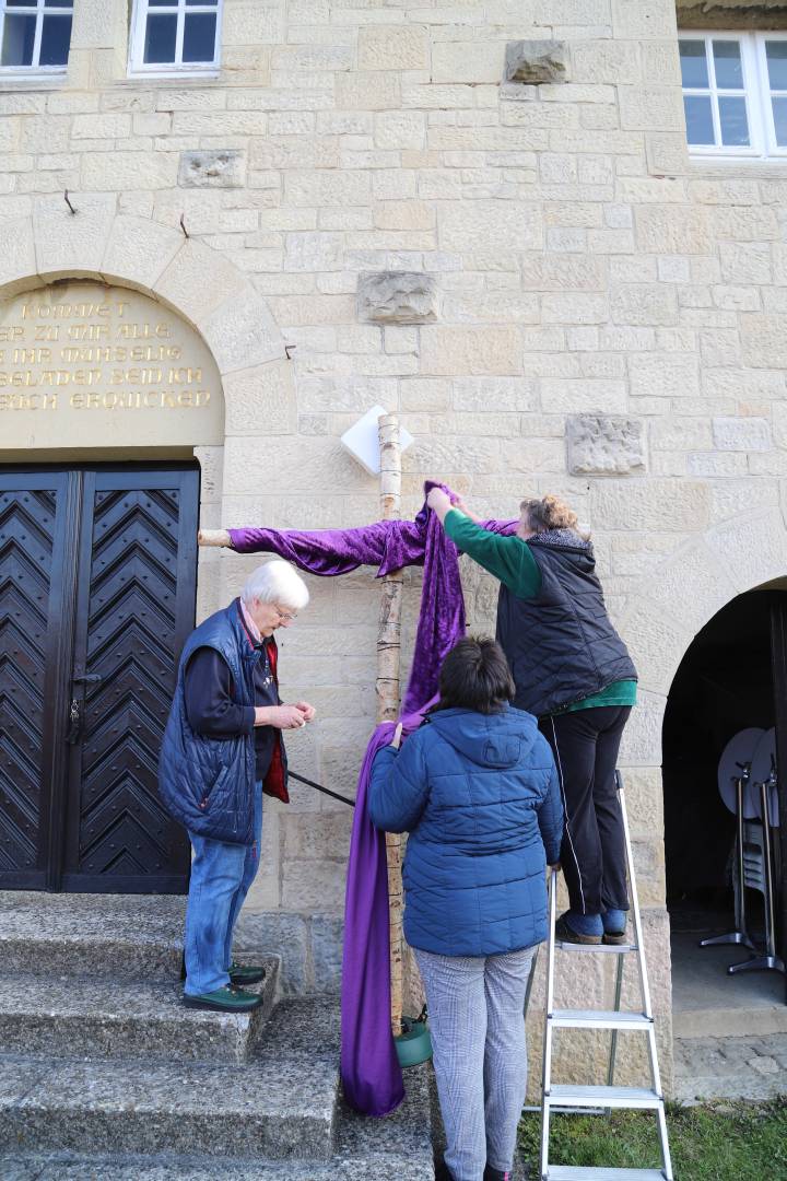 Karfreitag Kreuz an der St. Franziskuskirche aufgestellt