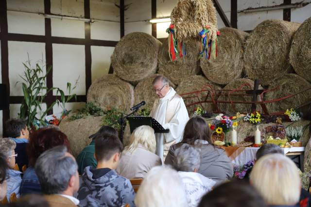 Ökumenisches Erntedankfest in der Reithalle in Coppengrave