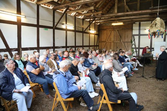 Ökumenisches Erntedankfest in der Reithalle in Coppengrave