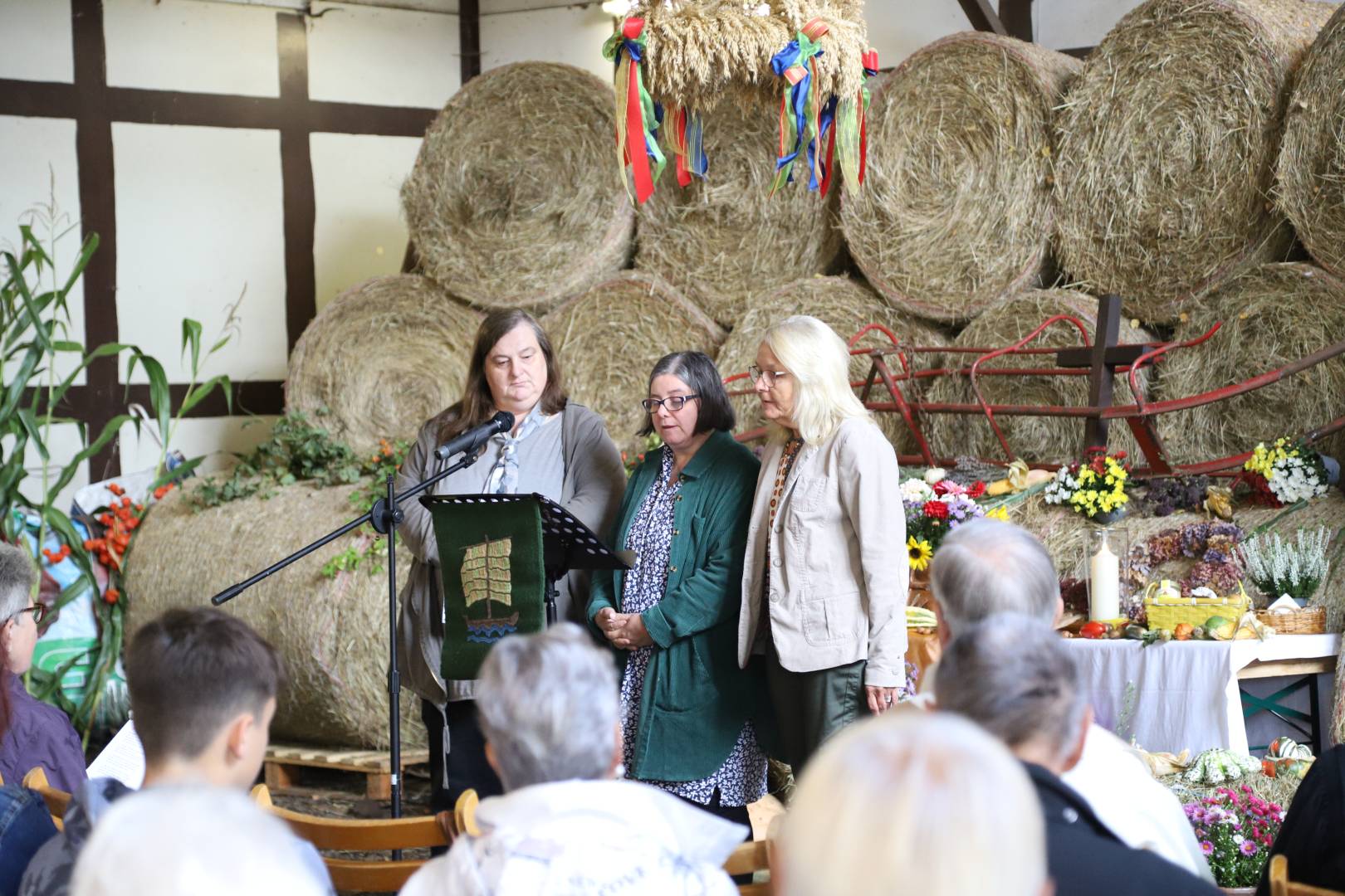 Ökumenisches Erntedankfest in der Reithalle in Coppengrave