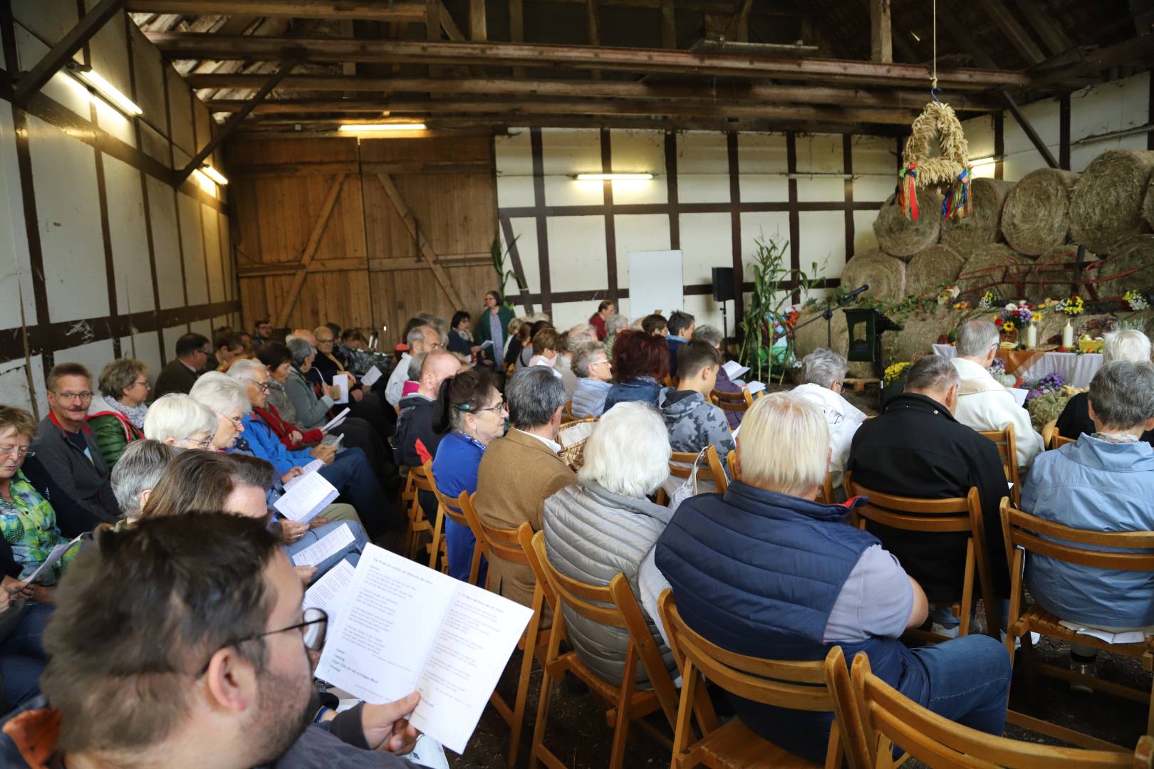 Ökumenisches Erntedankfest in der Reithalle in Coppengrave