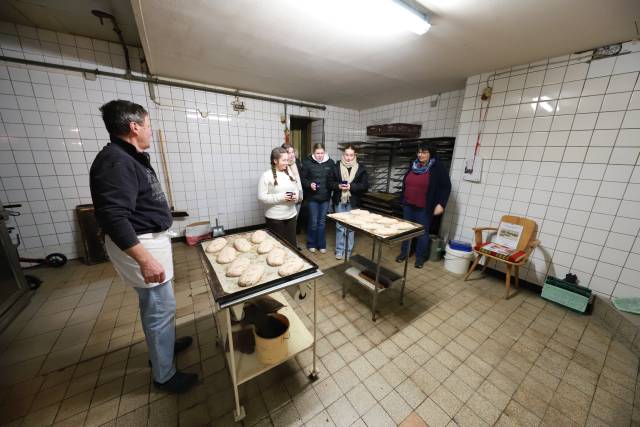 Unsere Konfirmanden backen Brot