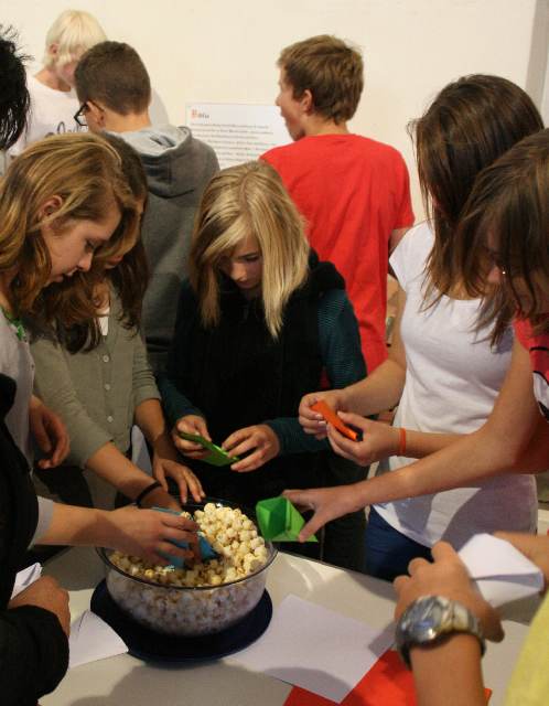 Becher basteln und Popcorn schpfen