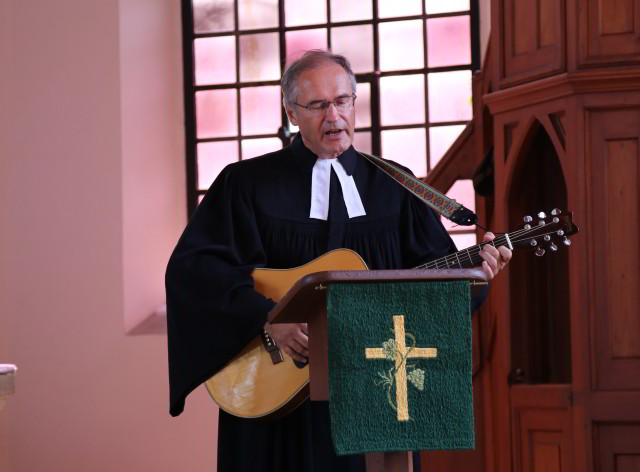 Pastor Podszus predigt in Weenzen