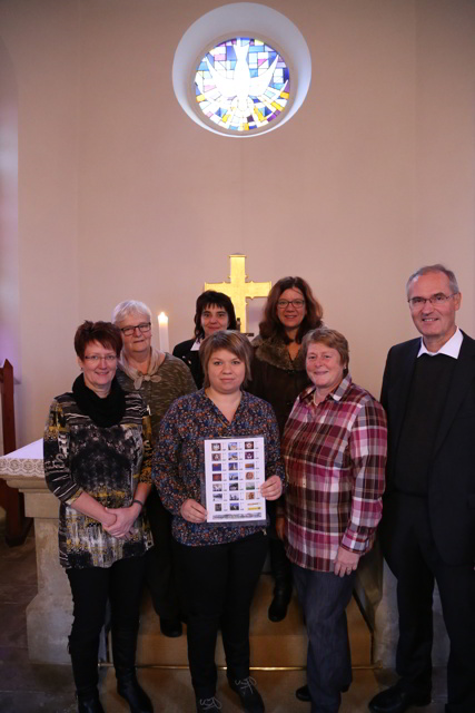 Kirchenvorstand stellt 1. Briefmarkenbogen in Weenzen vor