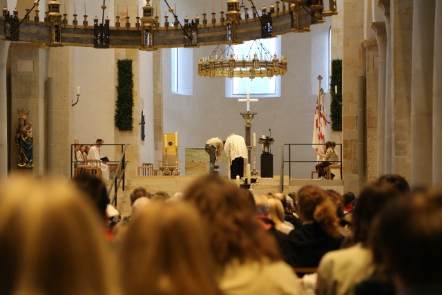 Kirchengemeinde Coppengrave empfängt das Friedenslicht im Mariendom zu Hildesheim