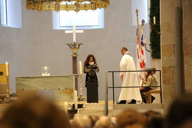 Kirchengemeinde Coppengrave empfängt das Friedenslicht im Mariendom zu Hildesheim