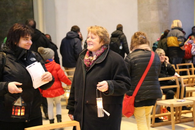 Kirchengemeinde Coppengrave empfängt das Friedenslicht im Mariendom zu Hildesheim