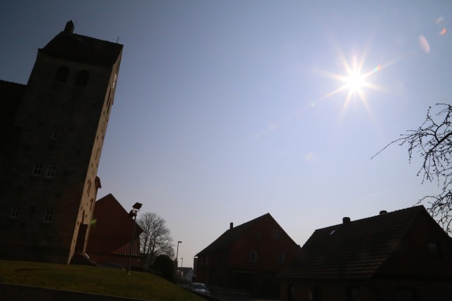 Sonnenfinsternis über der St. Franziskuskirche