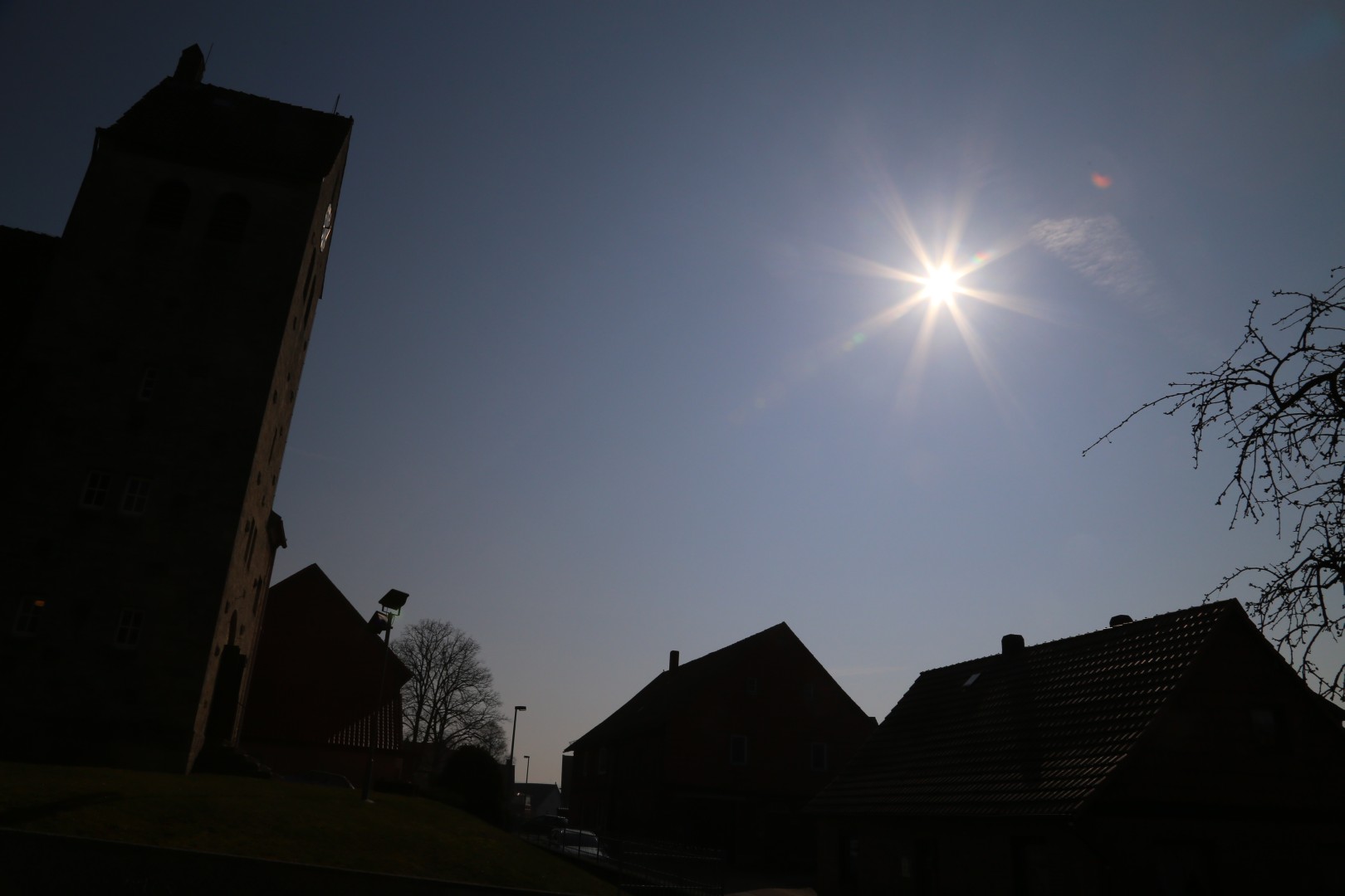 Sonnenfinsternis über der St. Franziskuskirche