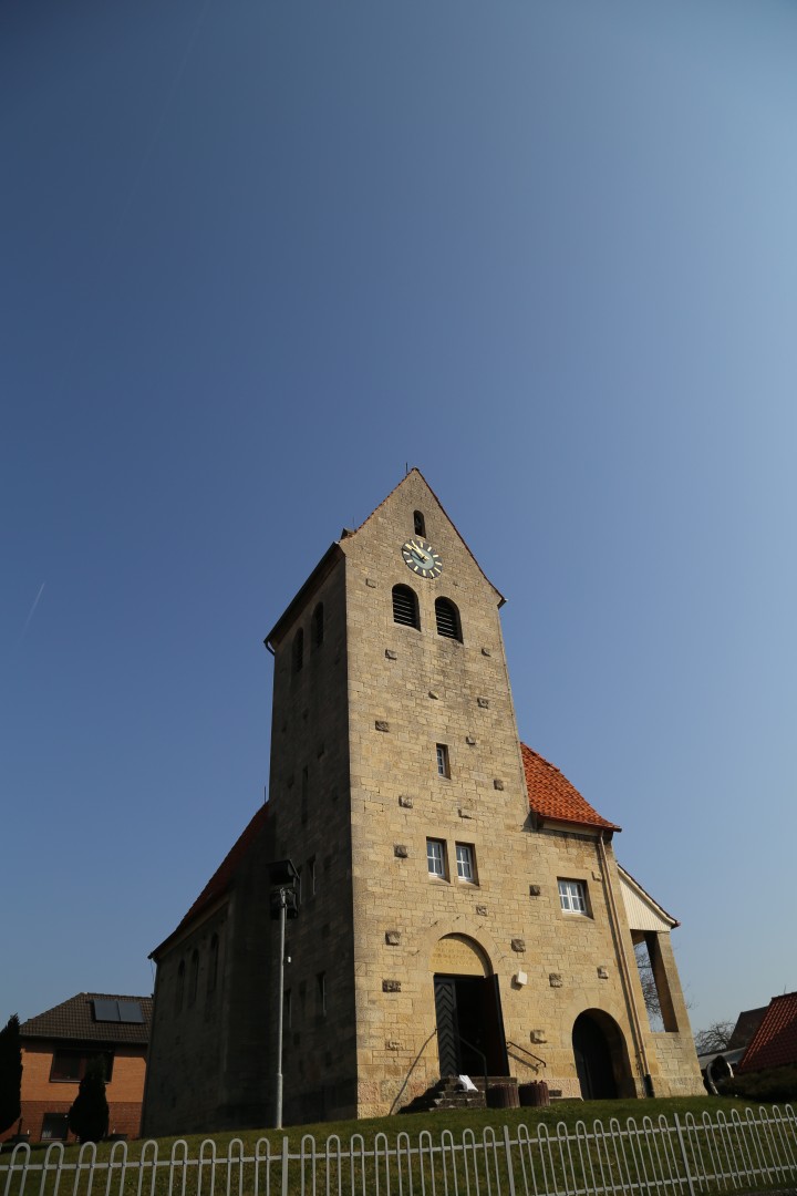 Sonnenfinsternis über der St. Franziskuskirche