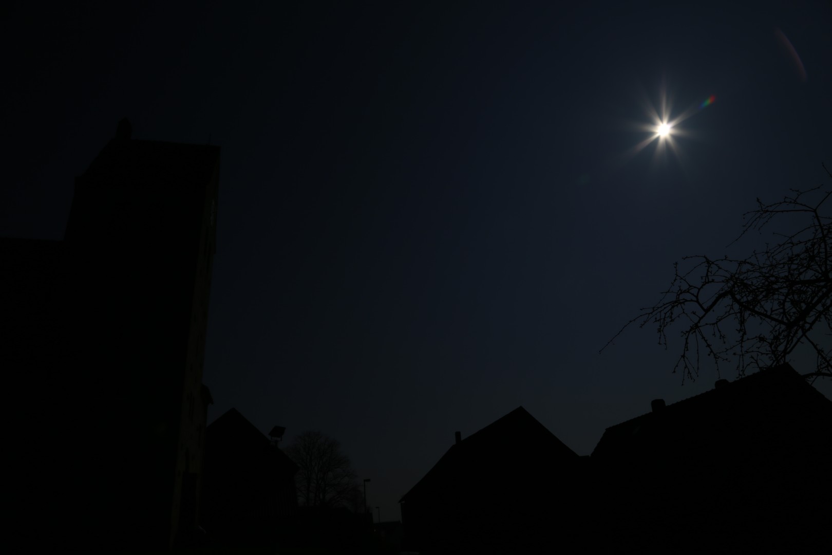 Sonnenfinsternis über der St. Franziskuskirche