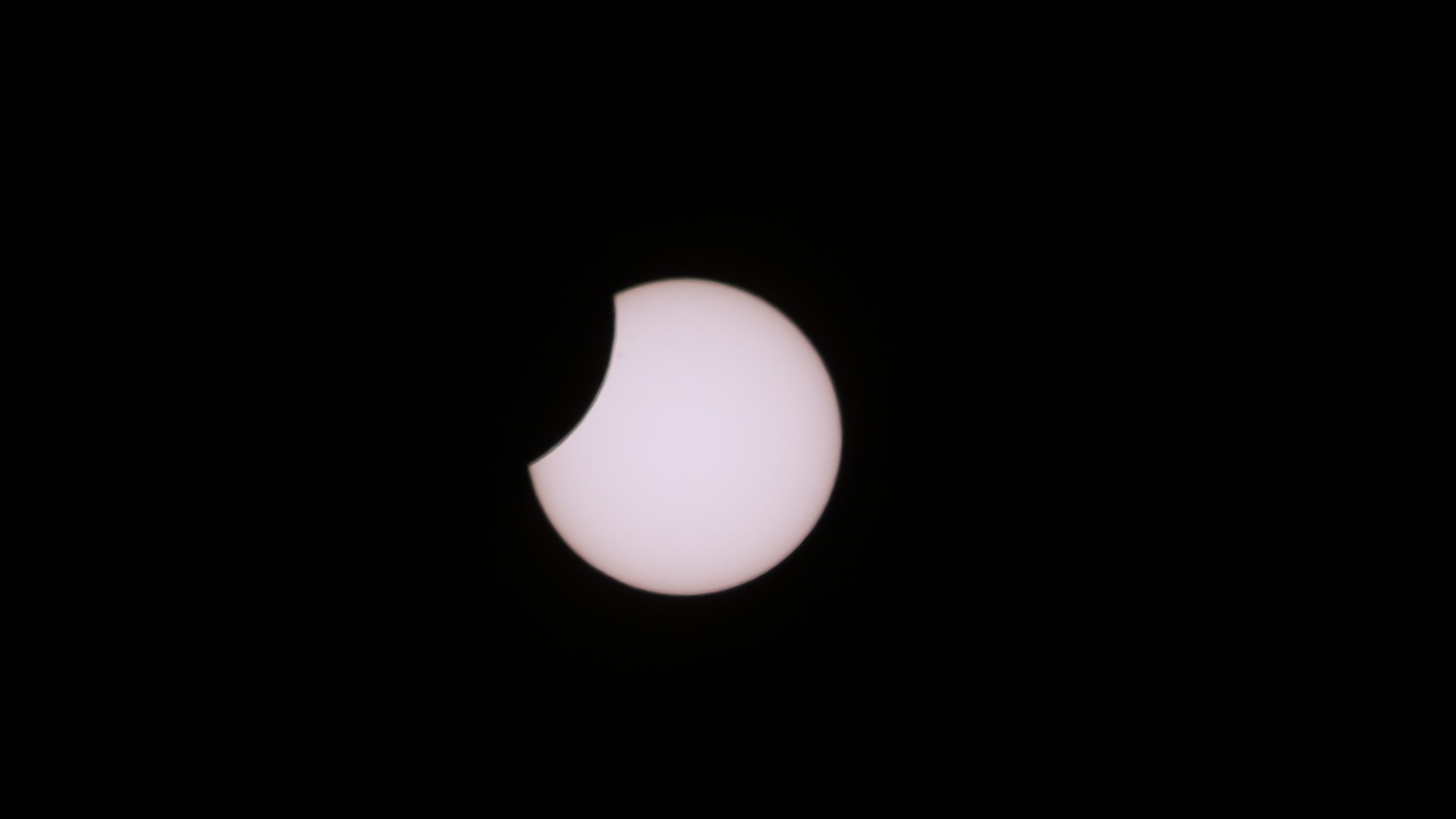 Sonnenfinsternis über der St. Franziskuskirche