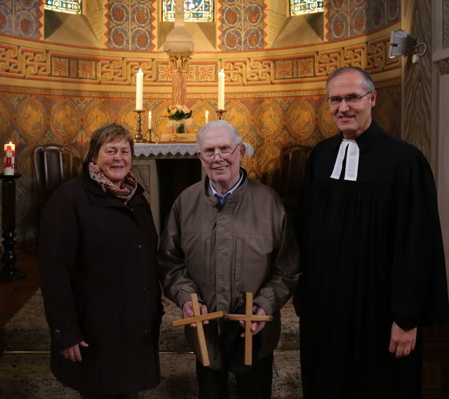 Herr Heuer stiftet der St. Franziskuskirche zwei Holzkreuze aus Eichenholz