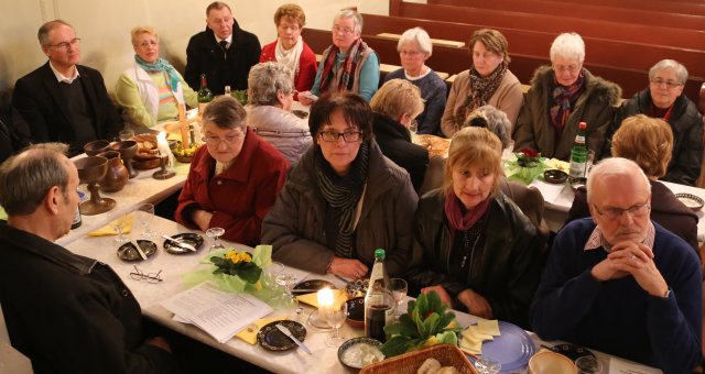 Tischabendmahl am Gründonnerstag in der St. Franziskuskirche