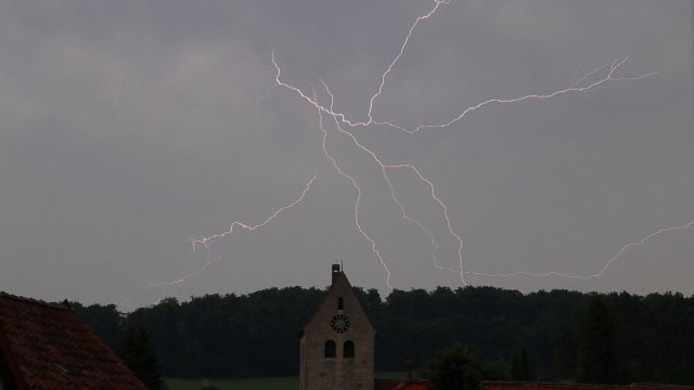 Sommergewitter über der St. Franziskuskirche