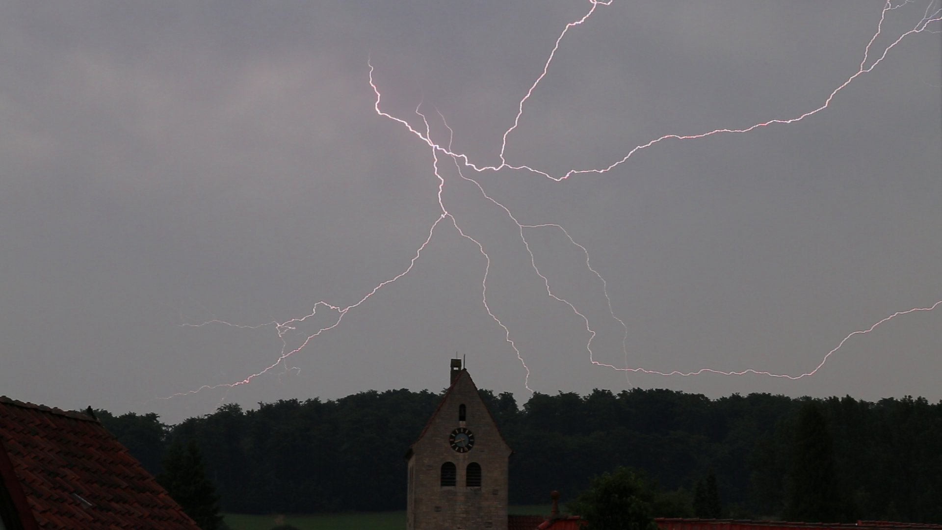 Sommergewitter über der St. Franziskuskirche