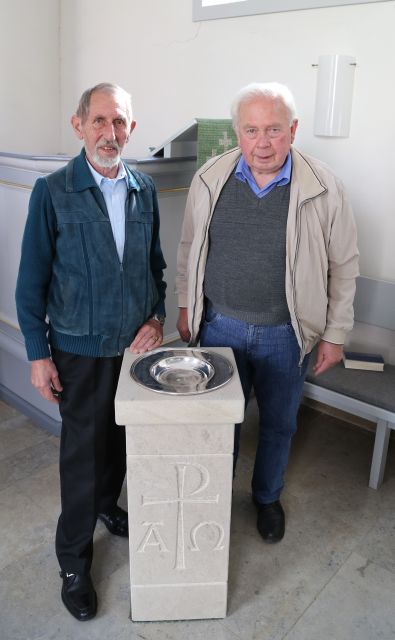 Einweihung des Taufsteines mit der Taufe von Hannah und Pauline Siedentop
