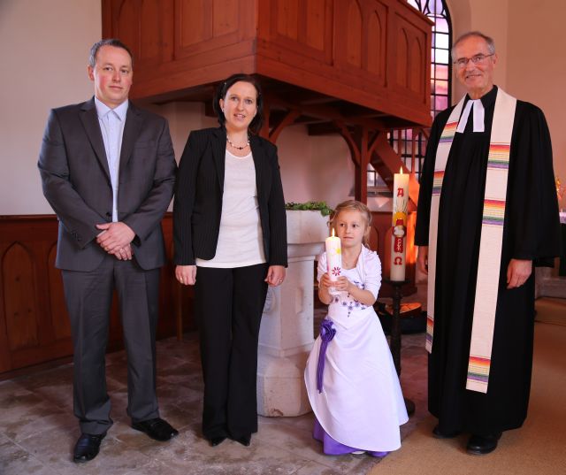 Taufe von Alisha Dreyer im Erntedankgottesdienst in der St. Maternuskapelle in Weenzen