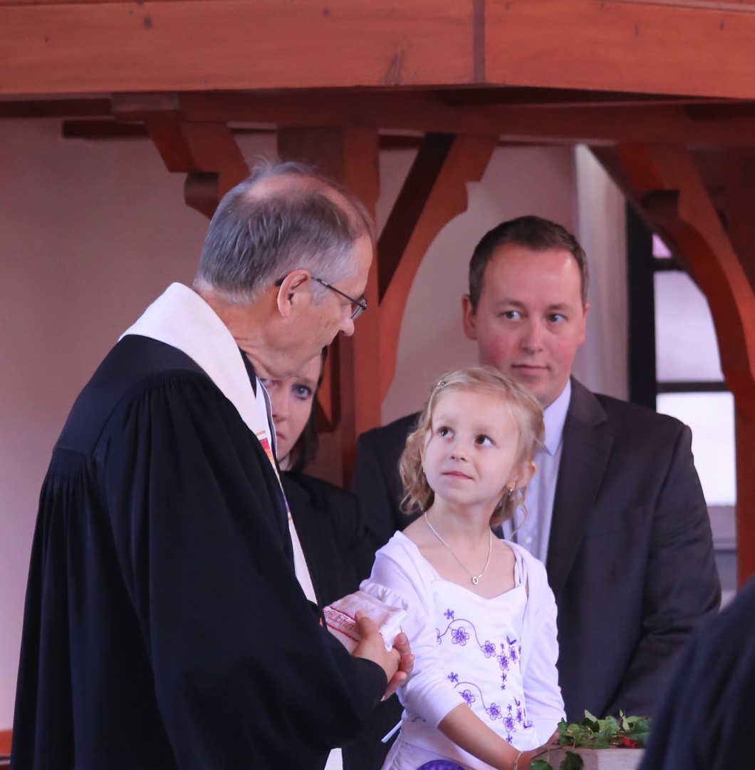 Taufe von Alisha Dreyer im Erntedankgottesdienst in der St. Maternuskapelle in Weenzen