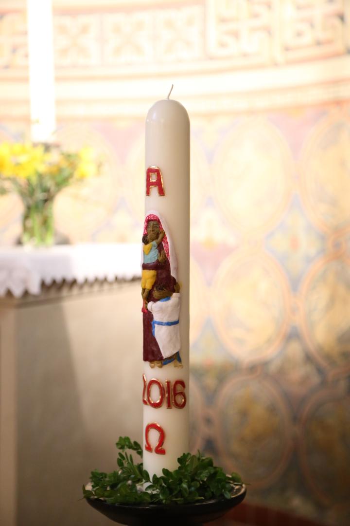 Neue Osterkerze in der St. Franziskuskirche entzündet