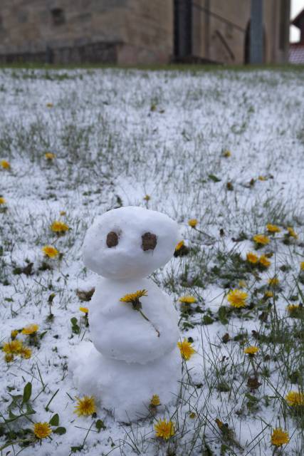 Der letzte Schneemann vor dem Sommer vor der St. Franziskuskirche