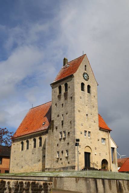 Der letzte Schneemann vor dem Sommer vor der St. Franziskuskirche