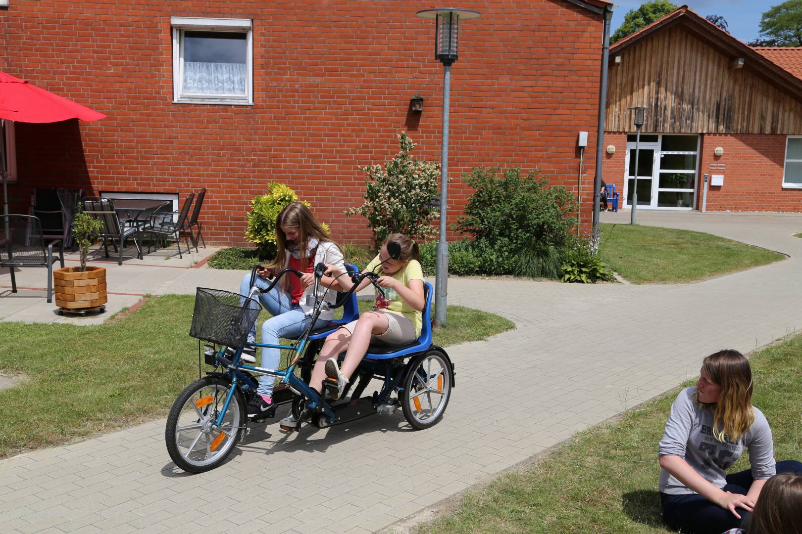 Konfirmanden besuchen die Lobetalarbeit e.V. in Altencelle