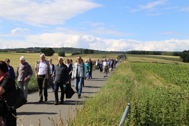 Taufengelwanderung mit Superintendentin Katharina Henking von Lechstedt nach Heinde