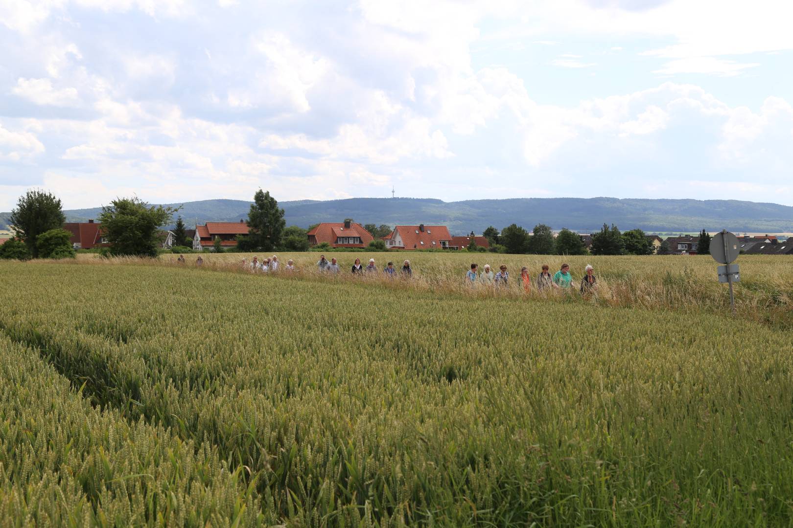 Taufengelwanderung mit Superintendentin Katharina Henking von Lechstedt nach Heinde